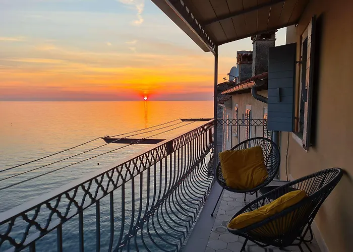 Atemberaubendes In Mit Einzigartigem Panorama Direkt Am 罗维尼