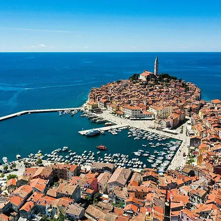 Atemberaubendes In Mit Einzigartigem Panorama Direkt Am Rovinj