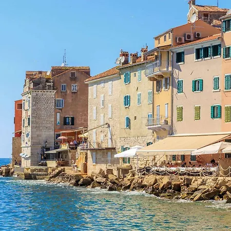Apartment Atemberaubendes In Mit Einzigartigem Panorama Direkt Am Rovinj